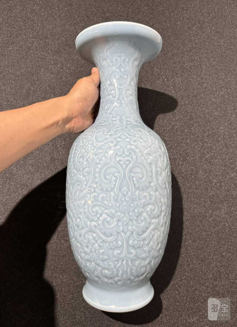 清晚期 天蓝釉模印缠枝宝相花纹盘口瓶 - 图5